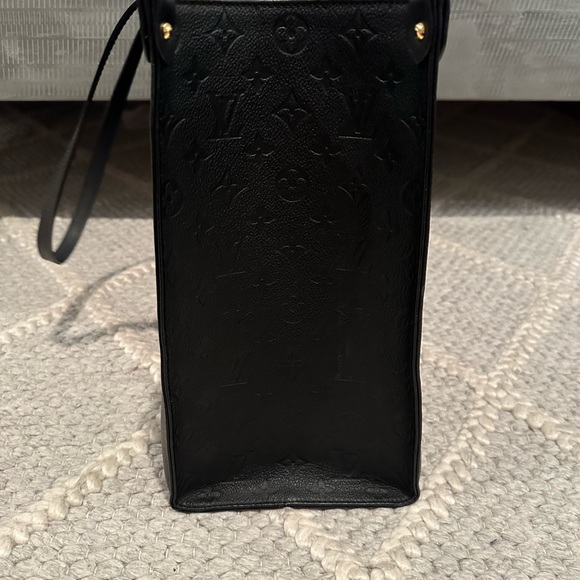 Like new Louis Vuitton OnTheGo GM black square tote. - Picture 9 of 15